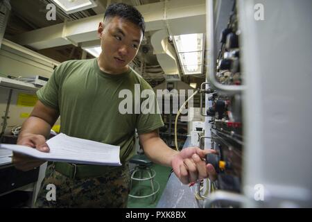 9. Pazifischer Ozean (1. Juni 2017) Lance Cpl. Saunders Chan, ein Eingeborener von San Gabriel, Kalifornien, zum 15 Marine Expeditionary Unit, kalibriert ein Radar Höhenmesser in der Kalibrierung im Labor an Bord der Amphibisches Schiff USS America (LHA 6). Amerika ist derzeit die Durchführung von Zertifizierung (certex) im Rahmen der dritten und letzten Phase der Qualifikation für Ihre bevorstehende Bereitstellung. Der Amerika Amphibious Ready Gruppe besteht aus mehr als 1.800 Segler und 2.600 Marines zu den Amphibischen dock Landung Schiff USS Pearl Harbor (LSD 52), die amphibious Transport zugeordnet Stockfoto