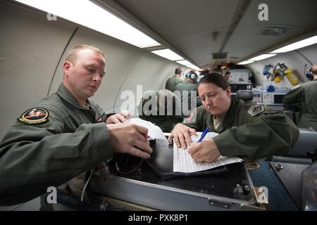 Senior Airman Dustin Tompkins, der Airborne 970th Air Control Squadron zugewiesen und Maj. Anne Ridlon, von der 513th Operations Support Squadron, machen Sie sich Notizen während der Vorbereitungen vor dem Flug an Bord eine E-3 Sentry Airborne Warnung und Steuerung von Flugzeugen am 6. Juni 2017, bei der NATO Air Base Geilenkirchen, Deutschland. Beide Piloten sind ein Teil der fast 100 Reservisten zur Unterstützung der BALTOPS 2017 Übung, bei der 50 Schiffe und u-Boote und 40 Flugzeugen, die von 14 Mitgliedstaaten. Stockfoto