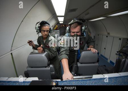 Tech. Sgt. Nicole Singh und Master Sgt. Randy Schell, Reservisten zu den Airborne 970th Air Control Squadron zugeordnet, prüfen ihre Kommunikation und Sauerstoff ausrüstung während Pre-flight Vorbereitungen an Bord eine E-3 Sentry Airborne Warnung und Steuerung von Flugzeugen am 6. Juni 2017, bei der NATO Air Base Geilenkirchen, Deutschland. Die Flieger sind ein Teil der fast 100 Reservisten zur Unterstützung der BALTOPS 2017 Übung, bei der 50 Schiffe und u-Boote und 40 Flugzeugen, die von 14 Mitgliedstaaten. Stockfoto