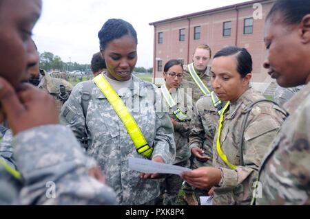 Sgt. 1. Klasse Anita Gutierrez, ein Operations noncommissioned Officer mit 3.Infanterie Division Sustainment Brigade, liest eine Frage an Ihr Team während der Feuerwehr Frauen Mentoring Netzwerk Kick-Off-Veranstaltung in Fort Stewart, Ga, Juni 2. Während der Veranstaltung, weiblichen Soldaten der Brigade zusammen gearbeitet, als Teams Fragen über die Geschichte der Einheit während physisch ausfüllen Anspruchsvolle Übungen und Hindernisse zu beantworten. Stockfoto