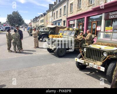 Landsleute und Veteranen. MONTEBOURG, Frankreich - Bürger von Montebourg, Frankreich, Landsleute und Veteranen joined US-Army Soldaten bereitgestellt und in Europa stationierten der 73. Jahrestag des D-Day und die Befreiung von Montebourg, 3. Juni 2017 zu gedenken. '6. Juni war nicht nur der längste Tag - Es ist die Erinnerung an die Toten für die Lebendigen", erklärte Montebourg Bürgermeister Jean-Pierre Mauquest. "Die Soldaten haben den gleichen Mut und Hartnäckigkeit der Wagemutigen, die Tyrannei in 1944 beendet. Es ist unsere Pflicht, das Versprechen durch Ihr Blut durch eine gerechte und menschliche Welt geschrieben zu halten." In diesem Jahr gedenken Stockfoto