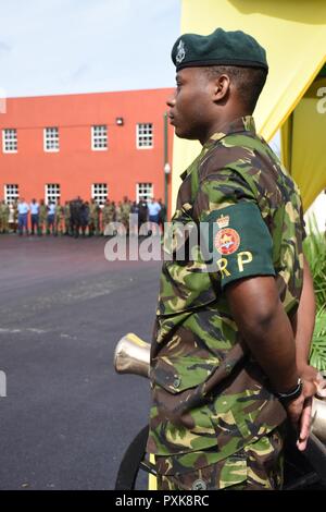 Ein Mitglied der Barbados Defence Force steht bei Parade Rest während der Eröffnungsfeier für Tradewinds 2017 in Bridgetown, Barbados, 6. Juni 2017. Tradewinds ist eine gemeinsame, kombinierte Übung in Verbindung mit Partnerstaaten durchgeführt, um die kollektiven Fähigkeiten der Streitkräfte und constabularies zur Verbesserung der grenzüberschreitenden organisierten Kriminalität zu begegnen, und Humanitäre/Katastrophenhilfemaßnahmen zu führen. Stockfoto