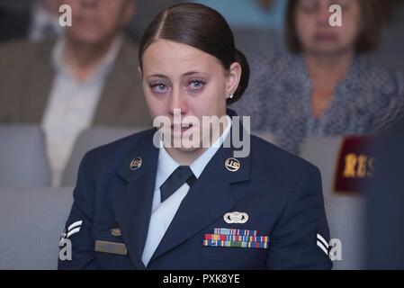 Flieger 1. Klasse Cassandra Bucka, 18 Sicherheitskräfte Squadron, Kadena Air Base, Japan, trauert um ihren verstorbenen Kameraden, Senior Airman Gabriel Antonio Fuentes Lebrón, 18 SFS, während einer Beerdigung in Orange Park, Fla., 1. Juni 2017. Lebrón der jüngste Erfolg wurde für die Förderung Älterer Flieger unter der Zone, 23. März ausgewählt und wurde posthum der am Tag seiner Verabschiedung gefördert, Mai 19. Er hinterlässt seine Eltern, älteren Bruder, Miguel Angel, Schwestern Michelle und Valerie, Nichte, Ileana, sowie zahlreiche Familienmitglieder und Freunde. Stockfoto