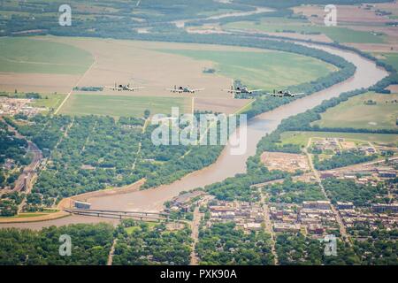 Us-A-10 Thunderbolt II Flugzeuge, die 442Nd Kampf Flügel, Air Force Reserve Command zugeordnet, fliegen in Formation über Lawrence, Kan., während eines Trainings sortie, 2. Juni 2017. Stockfoto