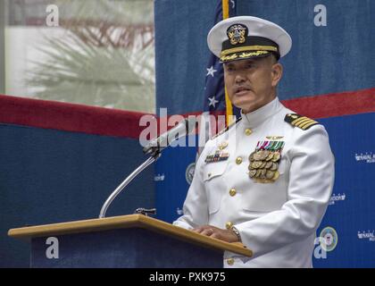 PENSACOLA, Fla (5. Juni 2017) - Kapitän Mark Goto, kommandierender Offizier der Marine Medizin Training Center (NMOTC), spricht am 75. Jahrestag der Schlacht um Midway gedenken. Die Veranstaltung, präsentiert von NMOTC, wurde an der National Naval Aviation Museum auf der Naval Air Station Pensacola gehalten und empfohlene keynote speaker pensionierte Vice Adm. John Bird, ehemaliger 7 Fleet Commander. Stockfoto