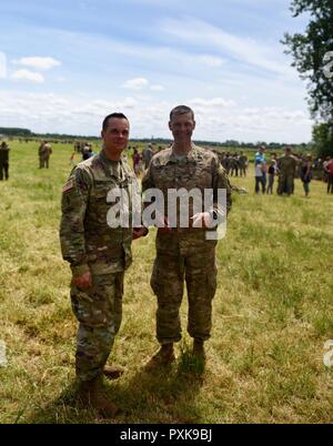 Command Sgt. Maj. Franklin Velez Der 173Rd Airborne Brigade, und Command Sgt. Maj James LaFratta der 173Rd Brigade Support Bataillons, 173Rd Airborne Brigade feiern Ihren 100 Sprünge in der Normandie, Frankreich Am 4. Juni 2017. Der Betrieb am 4. Juni 2017 der 73. Jahrestag des D-Day, dem größten multi-nationalen amphibische Landung und Betrieb in der Geschichte erinnert. Insgesamt ca. 400 US-Mitgliedern aus Einheiten in Europa und den USA sind die Teilnehmenden in den zeremoniellen D-Day 73 Veranstaltungen von 31. Mai bis 7. Juni 2017. Stockfoto