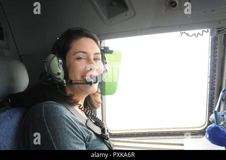 Der Ehegatte eines Mitglieds des 172Nd Airlift Wing der Mississippi Air National Guard genießt den Blick aus dem Cockpit während eine Orientierung Flug auf einem C-17 Globemaster bei Thompson Feld in Jackson, Mississippi am 6. Juni. Die 172 d AW fördert die Beziehungen innerhalb der Gemeinschaft und mit Flügel Familienmitglieder. Orientierung Flüge sind eine weitere Möglichkeit, um Beziehungen aufzubauen und zu weiteren Flügel Ehegatten auf die Arten von Missionen, die von der 172 d AW durchgeführt zu erziehen. Stockfoto