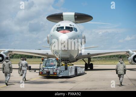 Ein Flugzeug Zugfahrzeug rücken heraus eine E-3 Sentry Airborne Warnung und Steuerung von Reservisten aus der 513th Air Control Gruppe geflogen am 7. Juni 2017, bei der NATO Air Base Geilenkirchen, Deutschland. Fast 100 Reservisten aus der 513Th sind zur Unterstützung der BALTOPS 2017 Übung, bei der 50 Schiffe und u-Boote und 40 Flugzeuge aus 14 Mitgliedsstaaten bereitgestellt. Stockfoto