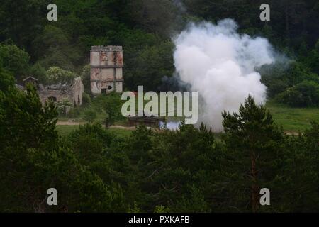 Slowenische M84 tank Brände auf Ziele in der fallschirmjäger von der NATO-Verbündeten während eines Anrufs für Feuer für Übung Adria Streik bei Pocek in Postonja, Slowenien, 6. Juni 2017 genannt. Diese Schulung vermittelt USA-Endgerät angreifen Controller die Chance, direkt mit den Armeen der anderen Nationen zu arbeiten. Die Übung, die NATO-Verbündeten aus den USA und der slowenischen Streitkräfte kritische Fähigkeiten zur Unterstützung der Ground Operations zu Proben Stockfoto