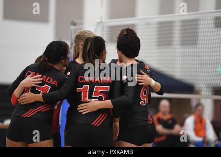 Kanada Niederlagen Niederlande in Match 5 des 18 Conseil International du Sport Militaire (CISM) Welt Frauen militärischen Volleyball Meisterschaft am 6. Juni 2017 an der Naval Station Mayport, Florida. Stockfoto