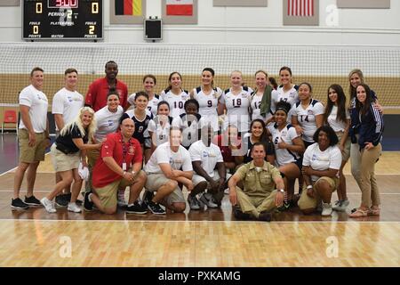 Naval Station Mayport Base Commander Marine Kapitän David Yoder verbindet die US-squad nach USA Deutschland in Spiel 6 des 18 Conseil International du Sport Militaire (CISM) Welt Frauen militärischen Volleyball Meisterschaft am 6. Juni 2017 besiegte am Naval Station Mayport, Florida. Stockfoto