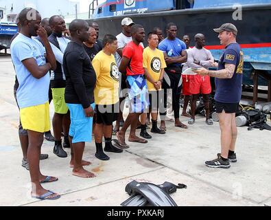 United States Navy Diver 1. Klasse Joseph Simpson, Naval experimentelle Tauchen in großen Seen, Michigan, gibt ein Tauch- und Sicherheit Schriftsatz für die Mitglieder der Partner Nationen während der Übung Tradewinds im Barbados Coast Guard Station in St. Michael, Barbados, 6. Juni 2017. Militärs und Zivilisten aus 20 Ländern beteiligen sich an der diesjährigen Übung in Barbados und Trinidad und Tobago, Juni 6-17. Stockfoto