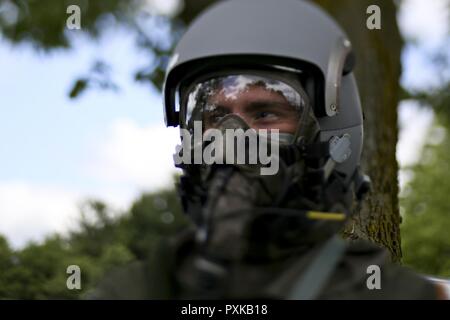 Us Air Force 1 Lt Beau Deleon wartet während einer Übung am Joint Base Mc Guire-Dix - Lakehurst, New Jersey, 7. Juni 2017 durch die Flugzeugbesatzung Kontaminationskontrolle Bereich bearbeitet werden. Dieses Bild wurde mit einem Tilt-shift Objektiv aufgenommen. Stockfoto