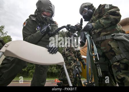 Us Air Force 1 Lt Beau Deleon, Links, ein Pilotprojekt mit der 108 Flügel, ist durch das Bordpersonal Kontaminationskontrolle Bereich während einer Übung am Joint Base Mc Guire-Dix - Lakehurst, New Jersey, 7. Juni 2017 verarbeitet. Dieses Bild wurde mit einem Tilt-shift Objektiv aufgenommen. Stockfoto