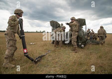 Battle Group Polen US-Soldaten, Bulldogge Batterie zugewiesen, 2 Staffel, 2. Kavallerie Regiments, zusammen mit 10 Mountain Combat Aviation Brigade, Durchführung schlinge Last- und Air Assault Training mit M 777 EIN 2 Haubitzen, während Sabre Streik 2017, bei Bemowo Piskie Training Area in der Nähe von Orzysz, Polen, 7. Juni 2017. Sabre Streik 17 ist eine US-Army Europe-geführten Multinationalen Kräfte kombiniert jährlich durchgeführten Studie des NATO-Bündnisses im gesamten Ostseeraum und Polen zu verbessern. Die diesjährige Übung beinhaltet integrierte und synchronisierte Abschreckung-orientierte Ausbildung, die Interoperabilit zu verbessern. Stockfoto