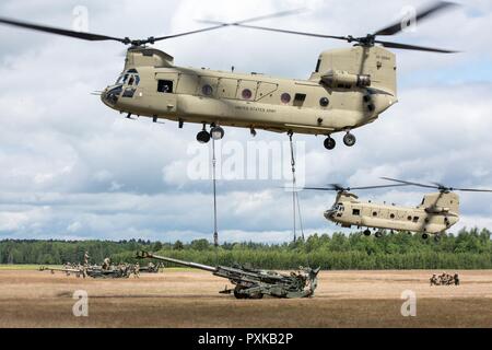 Battle Group Polen US-Soldaten, Bulldogge Batterie zugewiesen, 2 Staffel, 2. Kavallerie Regiments, zusammen mit 10 Mountain Combat Aviation Brigade, Durchführung schlinge Last- und Air Assault Training mit M 777 EIN 2 Haubitzen, während Sabre Streik 2017, bei Bemowo Piskie Training Area in der Nähe von Orzysz, Polen, 7. Juni 2017. Sabre Streik 17 ist eine US-Army Europe-geführten Multinationalen Kräfte kombiniert jährlich durchgeführten Studie des NATO-Bündnisses im gesamten Ostseeraum und Polen zu verbessern. Die diesjährige Übung beinhaltet integrierte und synchronisierte Abschreckung-orientierte Ausbildung, die Interoperabilit zu verbessern. Stockfoto