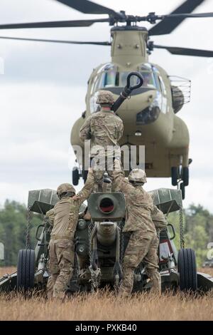 Battle Group Polen US-Soldaten, Bulldogge Batterie zugewiesen, 2 Staffel, 2. Kavallerie Regiments, zusammen mit 10 Mountain Combat Aviation Brigade, Durchführung schlinge Last- und Air Assault Training mit M 777 EIN 2 Haubitzen, während Sabre Streik 2017, bei Bemowo Piskie Training Area in der Nähe von Orzysz, Polen, 7. Juni 2017. Sabre Streik 17 ist eine US-Army Europe-geführten Multinationalen Kräfte kombiniert jährlich durchgeführten Studie des NATO-Bündnisses im gesamten Ostseeraum und Polen zu verbessern. Die diesjährige Übung beinhaltet integrierte und synchronisierte Abschreckung-orientierte Ausbildung, die Interoperabilit zu verbessern. Stockfoto