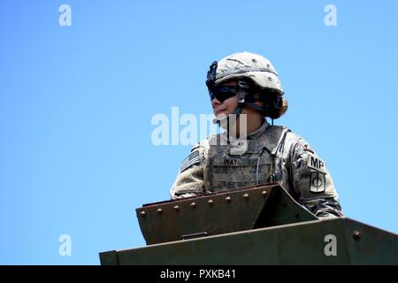 Ein US-Soldat von Task Force Talon, 94th Army Air und Raketenabwehr Befehl, bereitet sich auf die Suche und Rettung Übung zum 5. Juni 2017, bei Andersen Süd, Guam. Service für Mitglieder von TFT, Hubschrauber Meer Combat Squadron Two-Five, und die 36 Flügel zusammen überleben, Steuerhinterziehung, Widerstand und Flucht Verfahren zu üben, die notevakuierung Techniken und schnelle Eingreiftruppe Training. Dies ist das erste Mal, dass diese Einheiten in einem Suche und Rettung Übung zusammen auf Guam teilgenommen. Stockfoto