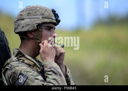 Ein US-Soldat von Task Force Talon, 94th Army Air und Raketenabwehr Befehl, bereitet sich auf die Suche und Rettung Übung zum 5. Juni 2017, bei Andersen Süd, Guam. Service für Mitglieder von TFT, Hubschrauber Meer Combat Squadron Two-Five, und die 36 Flügel zusammen überleben, Steuerhinterziehung, Widerstand und Flucht Verfahren zu üben, die notevakuierung Techniken und schnelle Eingreiftruppe Training. Dies ist das erste Mal, dass diese Einheiten in einem Suche und Rettung Übung zusammen auf Guam teilgenommen. Stockfoto