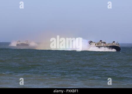 VENTSPILS, Lettland (6. Juni 2017) Landing Craft, Luftpolster Fahrzeuge zugeordnet Angriff Craft Unit (ACU) 4 Verhalten simuliert amphibische Landung Operationen während der Übung BALTOPS 2017. BALTOPS ist eine jährliche US-geführten, Marine auffällig und Unterstützung der Kräfte der NATO - ausgeführt, multinationale maritime Übung im Ostseeraum entwickelt, Flexibilität und Interoperabilität zwischen den Teilnehmern zu fördern. Stockfoto