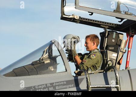 Oregon Air National Guard Kapitän Jamie Hastings, zu der 123 Fighter Squadron zugeordnet, 142 Fighter Wing, bereitet Flug Ausrüstung vor einem Nachmittags Sortie in einem F-15 Eagle an der Nellis Air Force Base, Nev, die Waffeninspektionen Kurs, 6. Juni 2017 zu unterstützen. Stockfoto