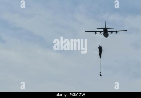 Ein US Air Force C-130J Super Hercules fällt ein Container Delivery System bundle während der Übung Sabre Streik 17 auf lielvārde Air Base, Lettland, 7. Juni 2017. Die 435Th Contingency Response Group von der 435th Air Ground Operations Wing an der Air Base Ramstein, Deutschland, ließ die Bündel voller Ausrüstung zu üben Bewertung ein Bereich für Flugzeuge Landungen. Us-Militär Mitglieder arbeiten an der Seite ihrer NATO-Partner während der gesamten Übung im Baltikum und Polen. Sabre Streik 17 weiterhin teilnehmenden Kapazität Nationen ein breites Spektrum an militärischen Operationen zu erhoehen. Stockfoto