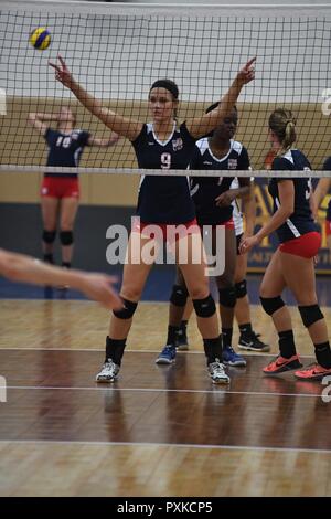 Armee 1. Lt Megan Wilton Volleyball der US-Streitkräfte der Frauen wachen das Netz als USA Niederlagen Niederlande 3-0 (25-11, 25-14, 25-9) im Match acht der 18 Conseil International du Sport Militaire (CISM) Welt Frauen Volleyball militärische Meisterschaft am 7. Juni 2017 an der Naval Station Mayport, Florida. USA wird China im Finale am Freitag, 09. Juni hier im Mayport Fitnesscenter. Stockfoto