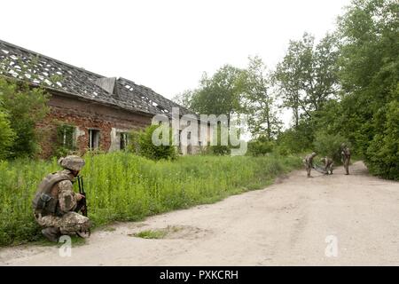 Der Soldat mit der Ukraine 1 Airmobile Bataillon, 79 Air Assault Brigade zieht hinteren Schutz Sicherheit auf einen Konvoi Training Mission am Yavoriv Combat Training Center. Yavoriv CTC Personal zusammen mit Mentoren aus 45Th der US Army Infantry Brigade Combat Team führte die Ausbildung von Soldaten aus dem 1-79 Th während der Drehung des Bataillon durch die YAVORIV CTC. Der 45. ist in der Ukraine als Teil des Gemeinsamen multinationalen Ausbildung Group-Ukraine, einer internationalen Koalition zur Verbesserung der Ausbildung der Fähigkeit des CTC und Professionalität in der ukrainischen Armee gewidmet eingesetzt. Stockfoto