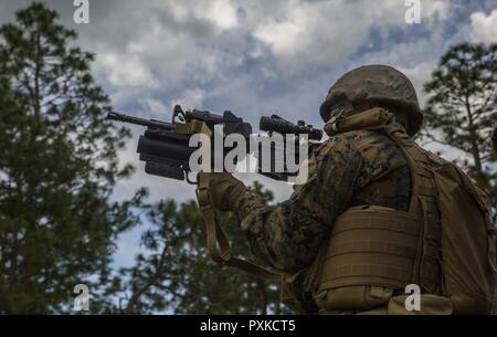 Ein Marine bereitet zu schießen einen M320 auf einem M4 Gewehr in Camp Lejeune, N.C., 6. Juni 2017 montiert. 2. Bekämpfung der Ingenieur Bataillon ist einer der ersten Marine Corps Einheiten, die für die M320, eine effektivere Waffe als die aktuelle M203 Granatwerfer zu testen. Stockfoto