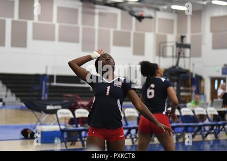 Air Force 1 Lt Felicia Clement führte die USA in den Punkten (10) wie die US-Streitkräfte die Volleyballerinnen besiegten die Niederlande 3-0 (25-11, 25-14, 25-9) im Match acht der 18 Conseil International du Sport Militaire (CISM) Welt Frauen Volleyball militärische Meisterschaft am 7. Juni 2017 an der Naval Station Mayport, Florida. USA gewinnen diese startet den Einzug ins Finale gegen China hier am Mayport Fitnesscenter am 9. Juni um 15.00 Uhr. Stockfoto