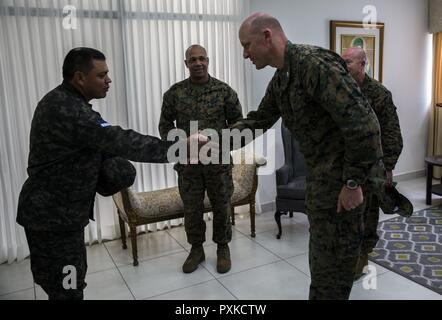 Honduranische Air Force Colonel Jose S. Colindres, Links, Soto Cano Air Base Commander, grüßt Oberst Michael V. Samarov, rechts, Kommandant von Special Purpose Marine Air-Ground Task Force - südliche Befehl, wie sie für eine Sitzung im Soto Cano Air Base, Honduras, 7. Juni 2017 vorbereiten. Zweck der Zusammenkunft war die Kommunikation zwischen SPMAGTF-SC und der honduranischen Service Mitglieder an der Basis, um eine positive Arbeitsbeziehung entwickeln zu etablieren. Stockfoto