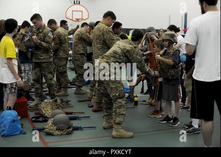 Mitglieder aus den 791 . Rakete Sicherheitskräfte Squadron Konvoi Response Force helfen Kindern Gang in Betrieb Helden am Minot Air Force Base, N.D., 3. Juni 2017. Betrieb Helden ist eine jährliche Veranstaltung, ebenfalls enthalten. Gang auf, um zu versuchen, verschiedene Waffen, Displays und für die Bereitstellung. Stockfoto