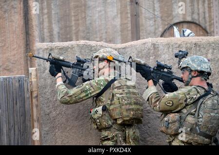 Sgt. Dallas Walker (links) und Pvt. Jonathan Davis, infanteristen an 2nd Battalion, 35th Infantry Regiment, 3. Brigade Combat Team, 25 Infanterie Division, abzudecken und suchen für eine simulierte Sniper an einem Training Website des Marine Corps Training Bereich Faltenbälge, Hawaii, am 6. Juni 2017. Die Soldaten waren Teil eines simulierten Mission einen hohen Wert zu erfassen. Stockfoto