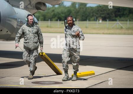 Tech. Sgt. Jordan Wright und Senior Master Sgt. Alphonzo Glover, sowohl Wartung Reservisten von der 513th Air Control Group, ziehen Sie Unterlegkeile von einer E-3 Sentry Airborne Warnung und Steuerung von Flugzeugen am 7. Juni 2017, bei der NATO Air Base Geilenkirchen, Deutschland, vor einer Mission zur Unterstützung der BALTOPS 2017. Beide Piloten sind ein Teil der fast 100 Reservisten zur Unterstützung der BALTOPS 2017 Übung, bei der 50 Schiffe und u-Boote und 40 Flugzeugen, die von 14 Mitgliedstaaten. Stockfoto