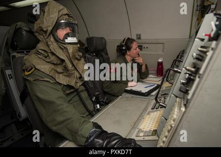 Oberstleutnant James Mattey, der loslösung Commander für fast 100 Reservisten aus der 513th Air Control Gruppe zur Unterstützung der BALTOPS 2017 bereitgestellt, Tests eine chemische Kriegsführung Maske am 8. Juni 2017, an Bord eine E-3 Sentry Airborne Warnung und Steuerung von Flugzeugen während einer Mission für Baltops 2017. Die jährliche Übung bezieht fast 900 Flieger, 50 Schiffe und u-Boote und 40 Flugzeugen, die von 14 Mitgliedstaaten. Stockfoto