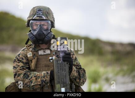 Us Marine Corps Cpl. Evan Smiley, ein niedriger Höhe Air Defence (LAAD) Gunner, bereitet ein FIM - 92 Stinger missle während einer Live Fire Training übung in Camp Lejeune, N.C., am 6. Juni 2017. Marines mit 2 LAAD führte eine Live Fire Training Kompetenz und Genauigkeit mit verschiedenen Waffensystemen zu erhalten. Stockfoto