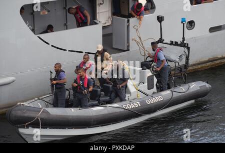 PORT OF SPAIN, Trinidad - ein Mitglied der Maritimen taktische Gruppe Bediener (MTOG) Mentoren Trinidad und Tobago Küstenwache (TTCG) Mitglieder und Infiltration Bohrer für Boarding party Ausbildung an der TTCG Basis in Chaguaramas, Trinidad als Teil der Übung TRADEWINDS 17 Am 8. Juni 2017. (Canadian Forces Combat Kamera Stockfoto