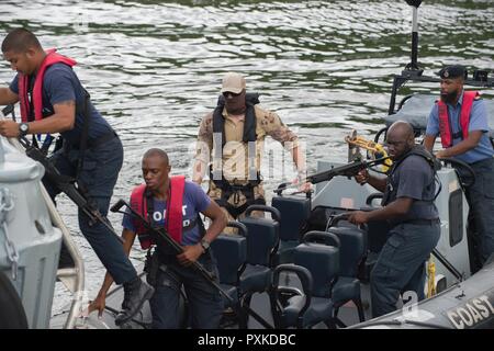 PORT OF SPAIN, Trinidad - ein Mitglied der Maritimen taktische Gruppe Bediener (MTOG) beobachtet die Mitglieder der Trinidad und Tobago Küstenwache (TTCG) wie sie eine simulierte Schiff von Interesse beim Boarding Training am TTCG Basis in Chaguaramas, Trinidad als Teil der Übung TRADEWINDS 17 Am 8. Juni 2017. (Canadian Forces Combat Kamera Stockfoto