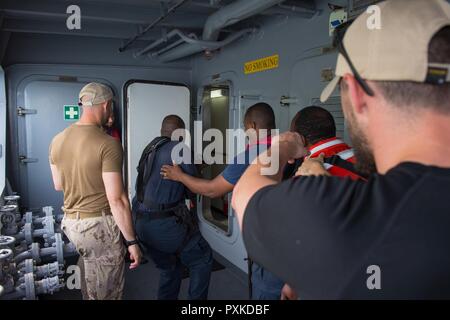 PORT OF SPAIN, Trinidad - Maritime taktische Gruppe Bediener (MTOG) Mitglieder beauftragen die Trinidad und Tobago Küstenwache (TTCG), während sie Zimmer Eintrag Bohrer beim Boarding Training am TTCG Basis in Chaguaramas, Trinidad als Teil der Übung TRADEWINDS 17 Am 8. Juni 2017. (Canadian Forces Combat Kamera Stockfoto