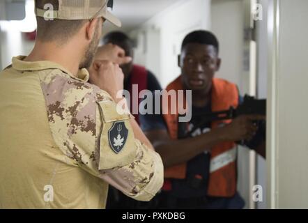 PORT OF SPAIN, Trinidad - Maritime taktische Gruppe Bediener (MTOG) Mitglieder beauftragen die Trinidad und Tobago Küstenwache (TTCG), während sie Zimmer Eintrag Bohrer beim Boarding Training am TTCG Basis in Chaguaramas, Trinidad als Teil der Übung TRADEWINDS 17 Am 8. Juni 2017. (Canadian Forces Combat Kamera Stockfoto