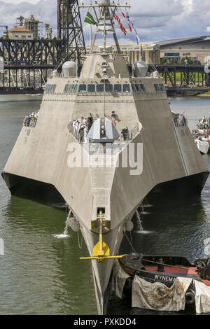 PORTLAND Erz., (8. Juni 2017) Unabhängigkeit - Klasse Littoral Combat Ship USS Jackson (LCS 6) Segler die Schienen Mann, wie das Schiff in Portland für Rose Festival Flotte Woche ankommt. Das festival und Portland Flotte Woche sind ein Fest der See mit Matrosen, Marines, und Küstenwache Mitglieder aus den USA und Kanada, die Stadt eine Anlaufstelle. Stockfoto