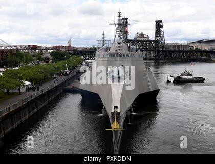 PORTLAND, Erz (8. Juni 2017) Die Unabhängigkeit-Klasse USS Jackson Littoral Combat Ship (LCS 6) kommt an der Portland riverfront für Rose Festival Flotte Woche. Das festival und Portland Flotte Woche sind ein Fest der See mit Matrosen, Marines, und Küstenwache Mitglieder aus den USA und Kanada, die Stadt eine Anlaufstelle. Stockfoto