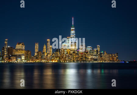 New York, USA, 21. Oktober 2018. Der Freedom Tower erhöht über dem unteren Manhattans Skyline bei Nacht ist aus New Jersey gesehen. Foto von Enrique Ufer Stockfoto