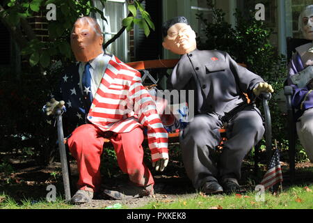 Ungewöhnliche Halloween Dekorationen präsentiert legendäre Politiker der US-amerikanische Präsident Donald und Obersten Führer Nordkoreas Kim Jong Un auf einer Bank sitzen. Stockfoto