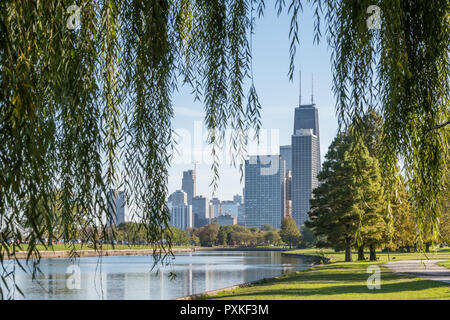 Skyline von Downtown Chicago aus dem Süden Lagune im Lincoln Park gesehen Stockfoto