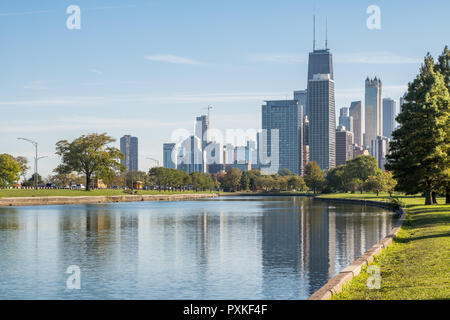 Skyline von Downtown Chicago aus dem Süden Lagune im Lincoln Park gesehen Stockfoto