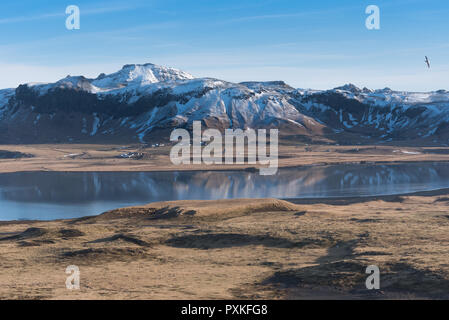 Blick auf die schneebedeckten Reynisfjall Berge von Dyrholaey, Island Stockfoto