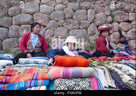 Der Stoff ist Teil der andinen Kultur, ist auf Verkauf überall, besonders in den "typischen "Märkte der Heiligen Tal Stockfoto