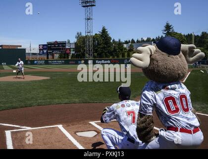 TACOMA, Washington (11. Juni 2017) pensionierte US-Armee Sgt. Aaron Boyle, ein lila Herzen Empfänger aus Tacoma, Washington, wirft die zeremoniellen ersten Pitch am Tacoma Rainiers Gruß an Streitkräfte Tag bei Cheney Feld. Die rainiers, der Seattle Mariners Triple-A-Teilnehmer, widmen einen Tag pro Jahr auf das militärische Mitglieder, Vergangenheit und Gegenwart, und in diesem Jahr, die Las Vegas 51s von einem Ergebnis von 5-3 besiegt. Stockfoto