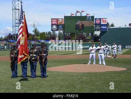 TACOMA, Washington (11. Juni 2017) Die 12 Marine Corps Bezirk Ehrengarde präsentiert die Farben während der Tacoma Rainiers Gruß an Streitkräfte Tag bei Cheney Feld. Die rainiers, der Seattle Mariners Triple-A-Teilnehmer, widmen einen Tag pro Jahr auf das militärische Mitglieder, Vergangenheit und Gegenwart, und in diesem Jahr, die Las Vegas 51s von einem Ergebnis von 5-3 besiegt. Stockfoto